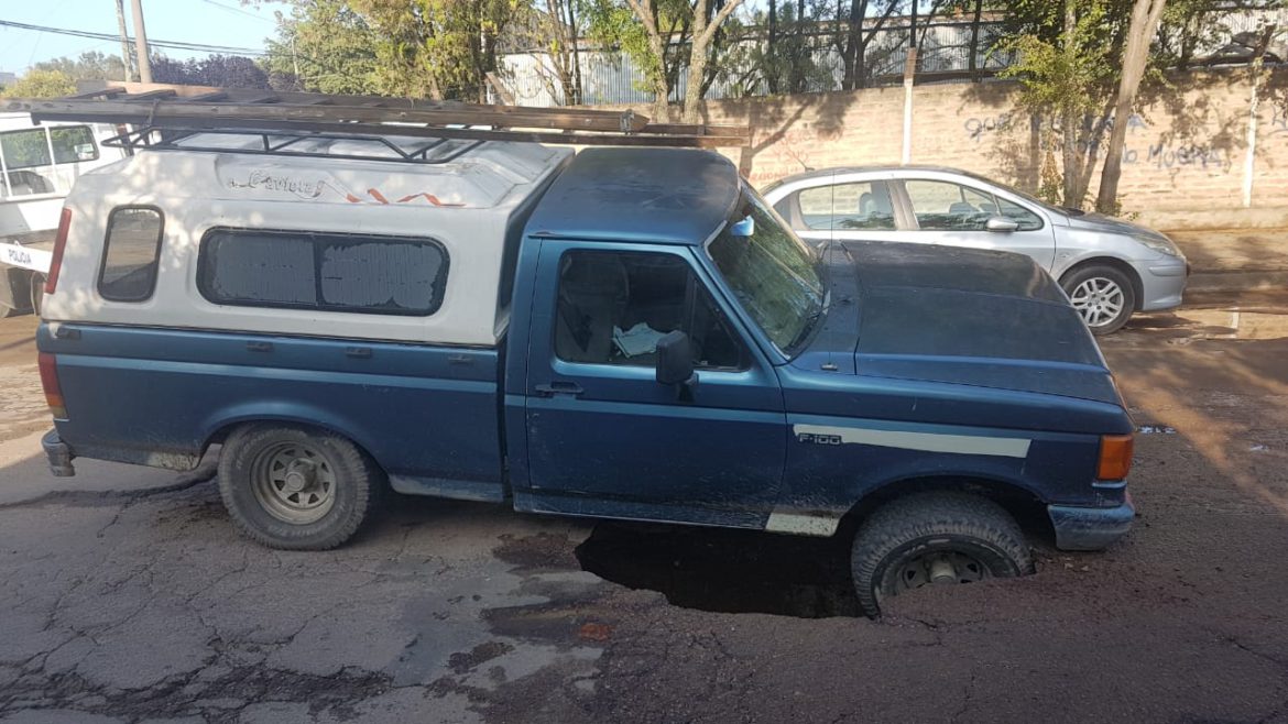 Una camioneta y un camión cayeron en dos cráteres en Santa Rosa
