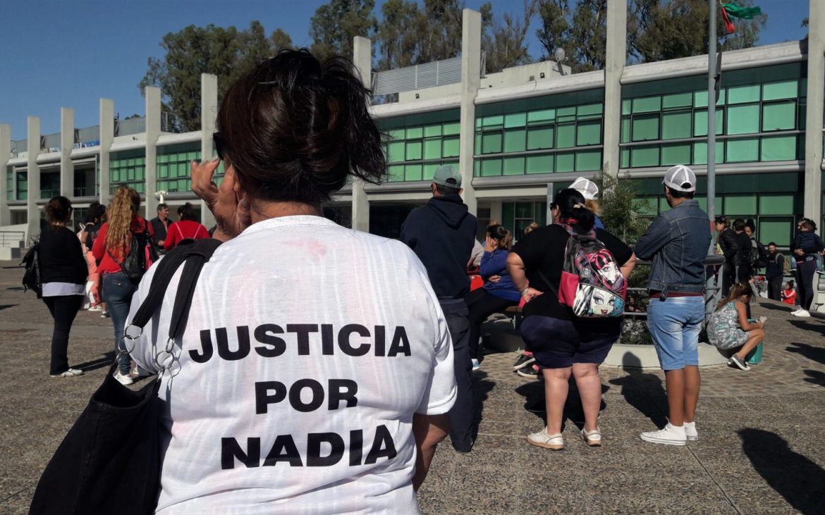 Nadia, a un mes del ataque, se comunica con señas y por mensajes por celular