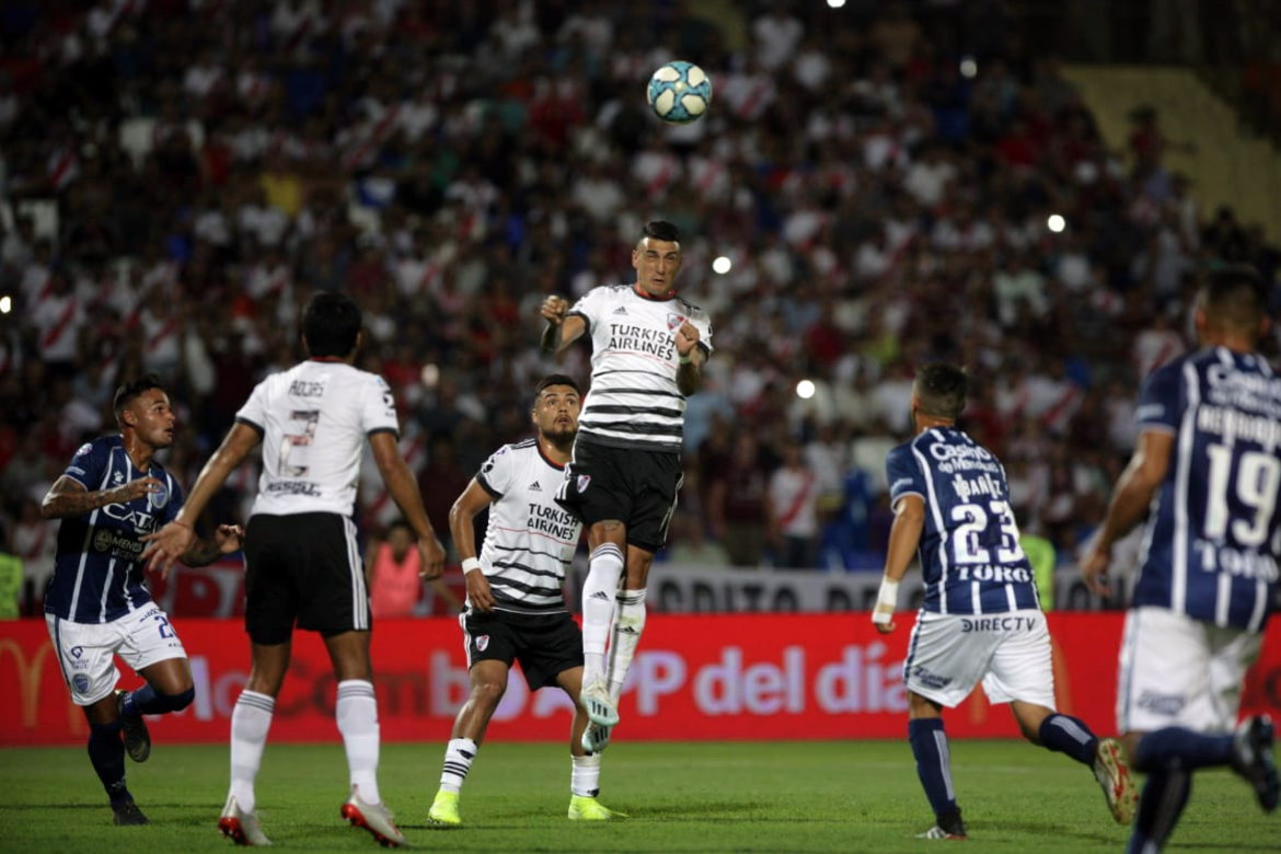 River ganó en Mendoza y lidera la Superliga en soledad