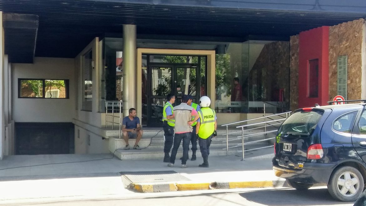 Encontraron a una mujer sin vida en el patio de la Torre Médica
