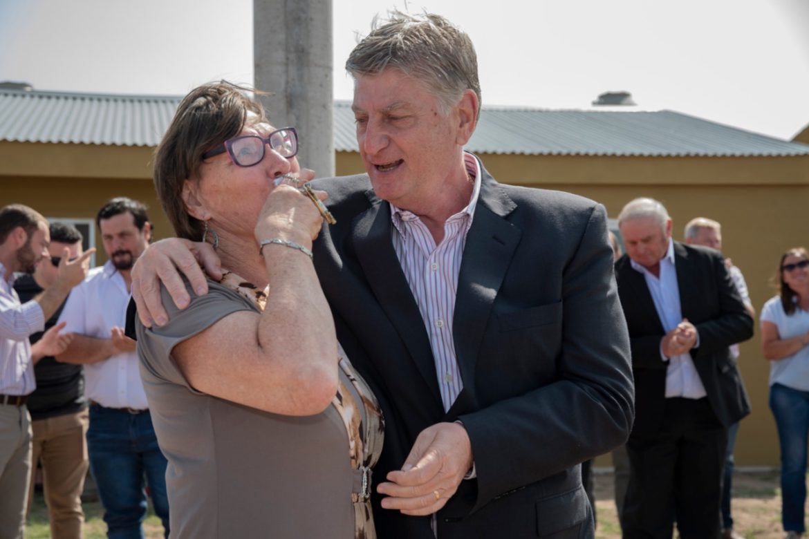 El gobernador entregó 11 casas en Alpachiri y pidió pagar las cuotas