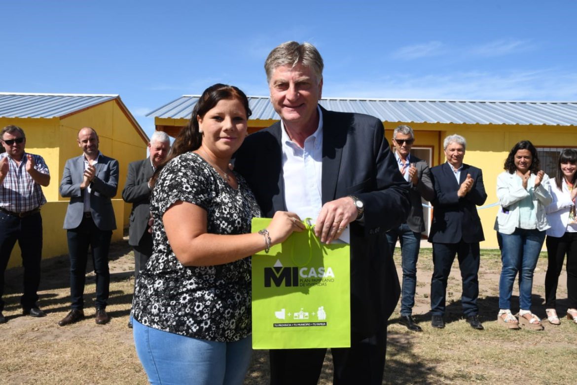 Ziliotto entregó viviendas en Arauz y volvió a pedir que paguen las cuotas