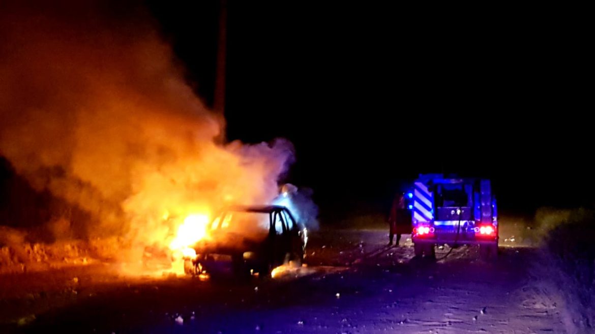 Se quemó por completo un auto en el barrio Sur