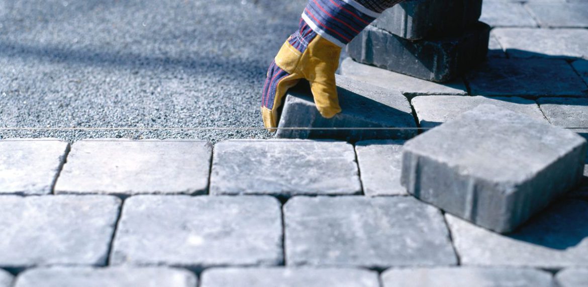 Di Nápoli dijo que «es una posibilidad» colocar adoquines en calles deterioradas