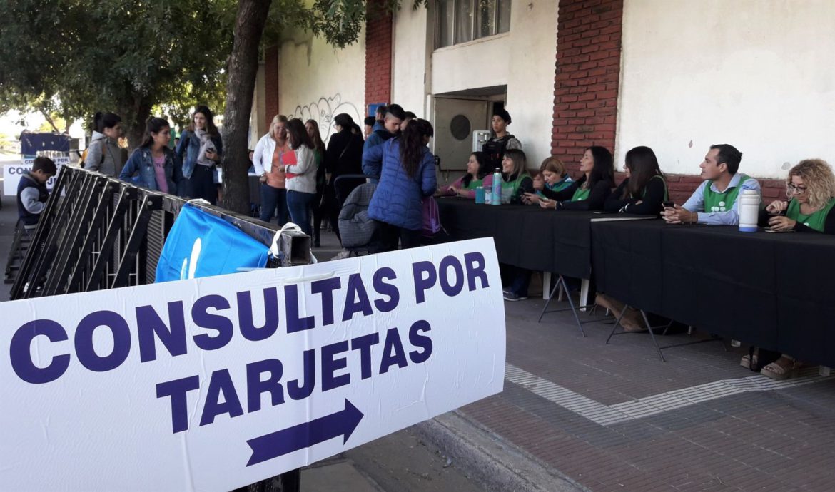 Abigail, la primera santarroseña esperando por la tarjeta Alimentar