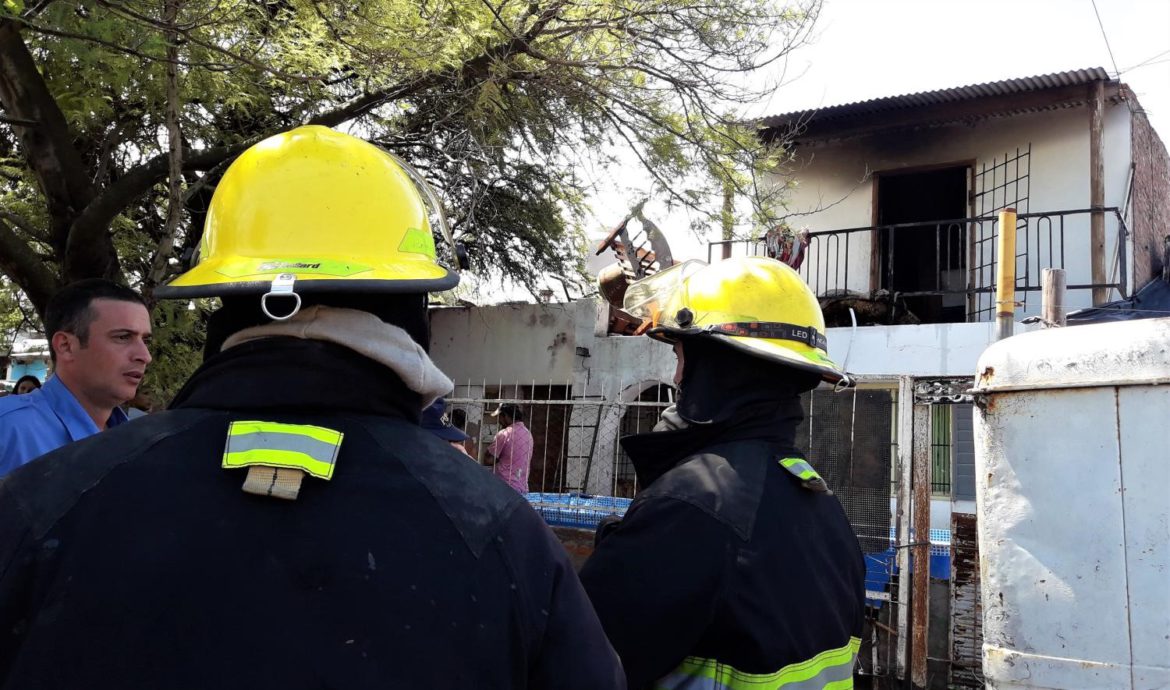 Un nene inició un incendio y los vecinos lo apagaron con agua de una pileta