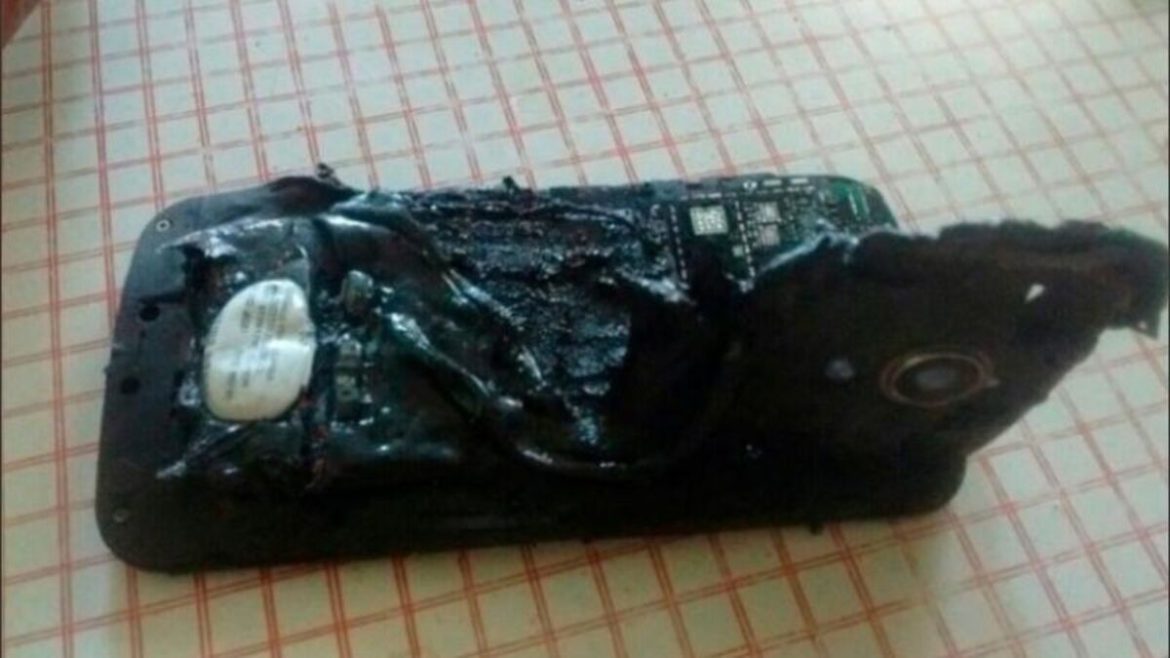 Dejó el celular cargando mientras dormía, le explotó y sufrió quemaduras