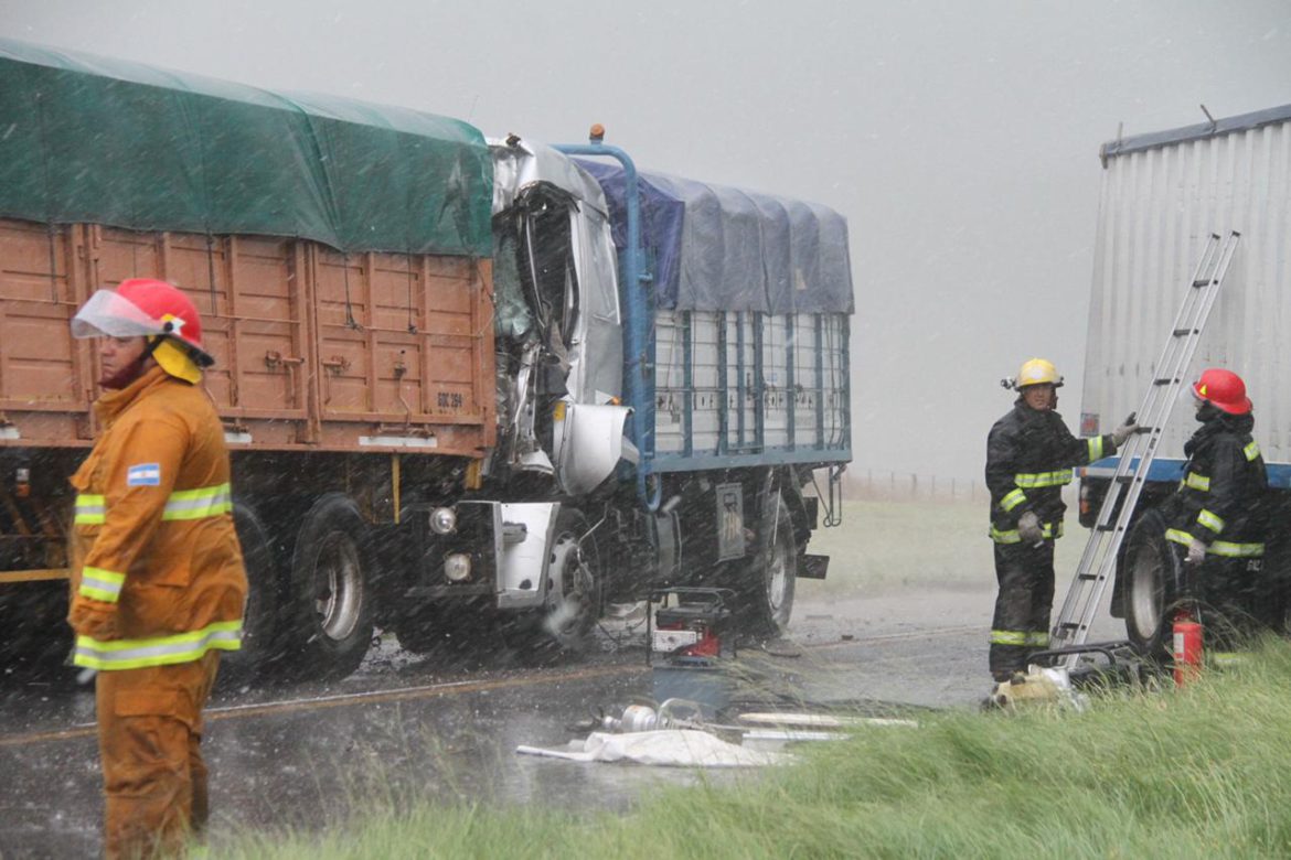Murió un camionero en un choque en la ruta 4