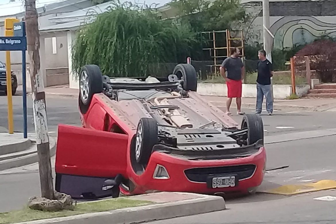 Choque y vuelco en un cruce con semáforos de la avenida Belgrano