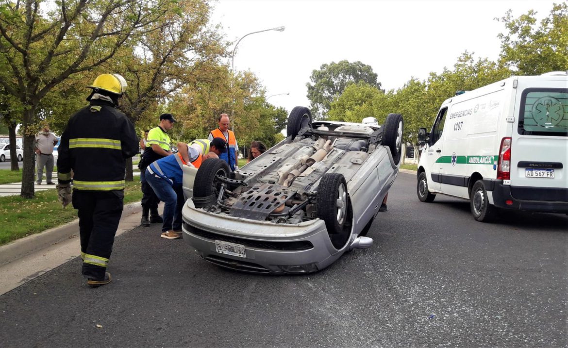 Choque y vuelco en la avenida Spinetto