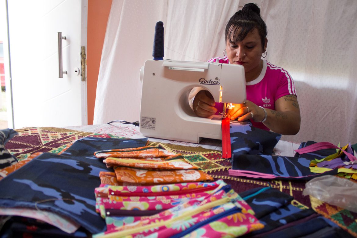 Hace cartucheras para donar a un merendero y la escuela de Puelén