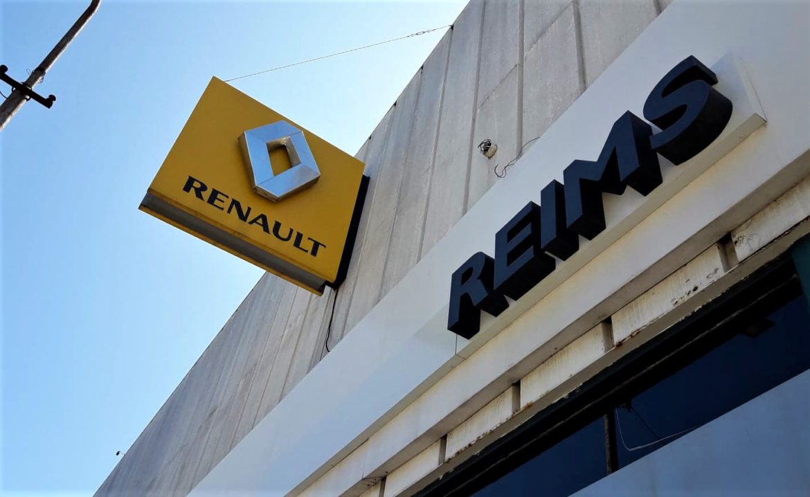 Roban 54 mil dólares de una concesionaria y le apuntan a un trabajador