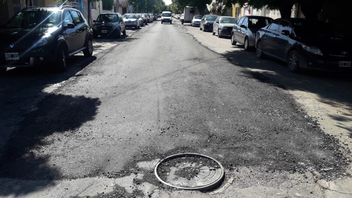 El particular bacheo con autos estacionados en la 1° de Mayo