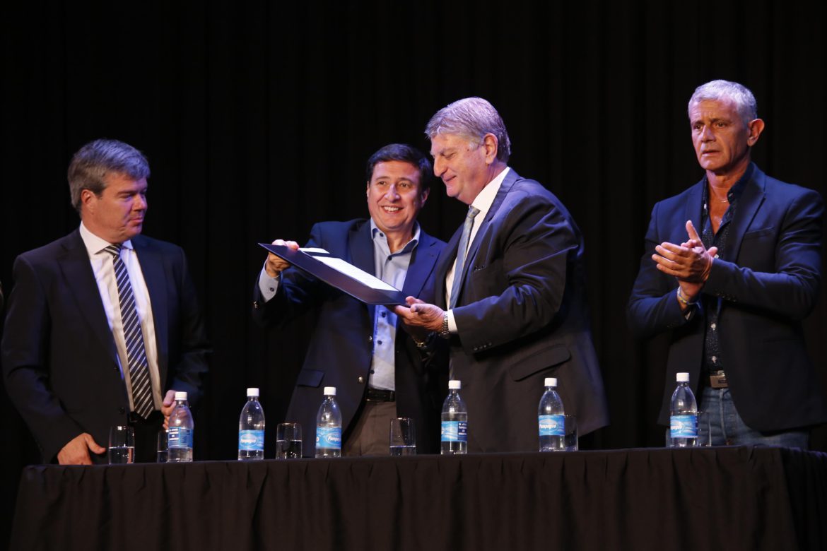 El ministro Arroyo firmó la entrega de 10 mil tarjetas Alimentar para pampeanos