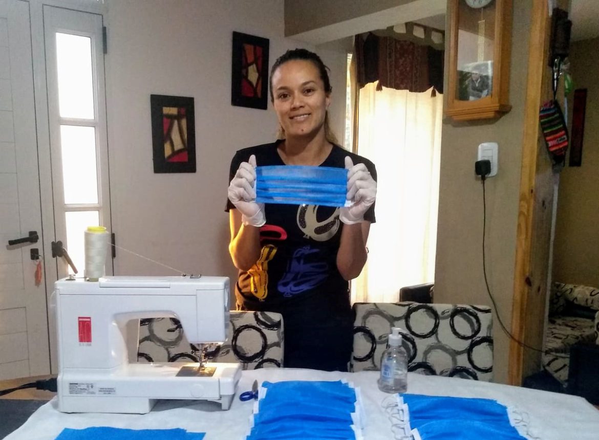 Es policía y desde su casa en Parera hace barbijos para sus compañeros de trabajo