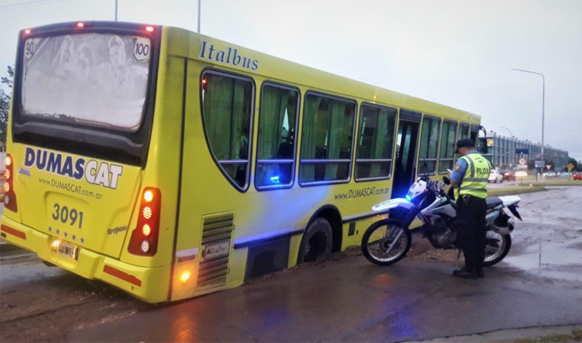 Un colectivo, hundido en una calle de Santa Rosa