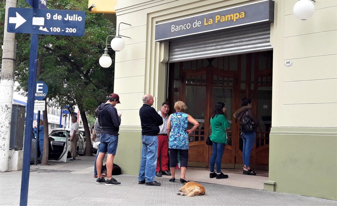El viernes abren los bancos solo para jubilaciones y AUH