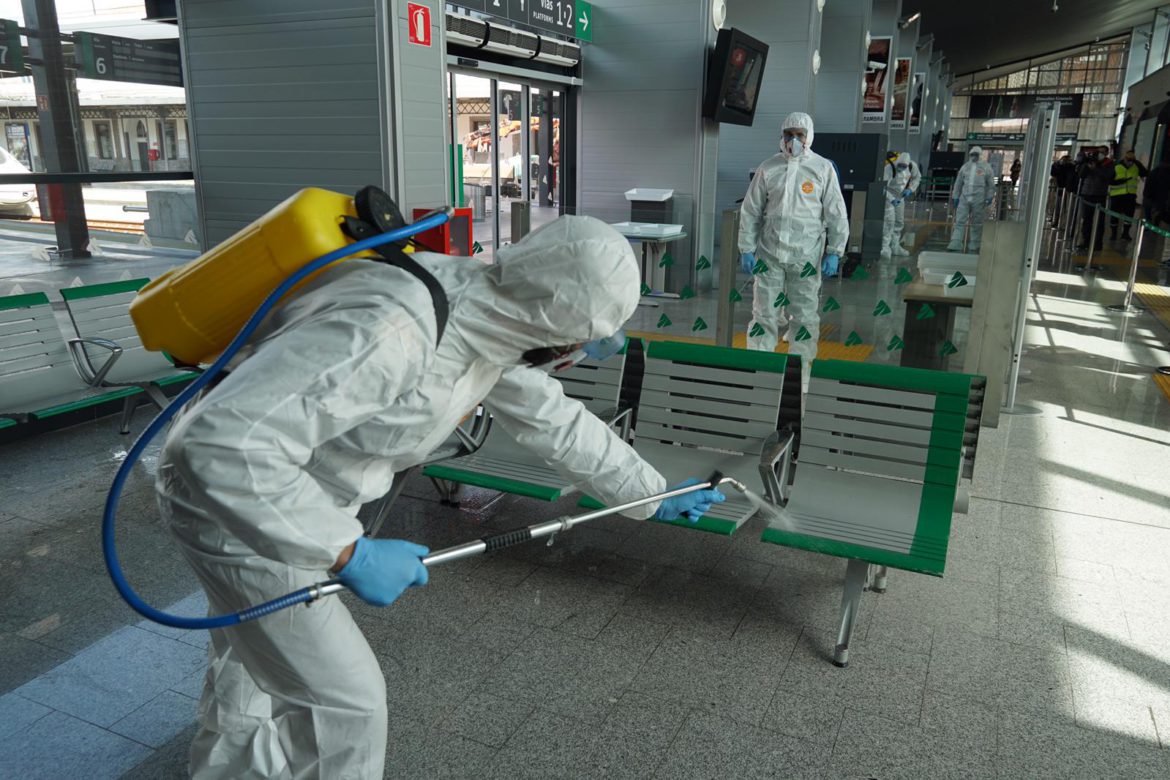 España reportó, en un día, otras 324 muertes por coronavirus