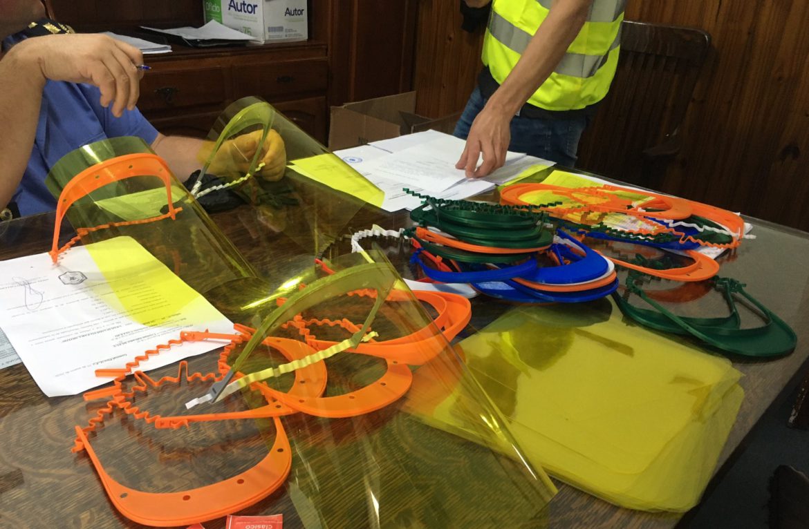 Coronavirus: en Pico fabrican y entregan gratis máscaras con impresoras 3D