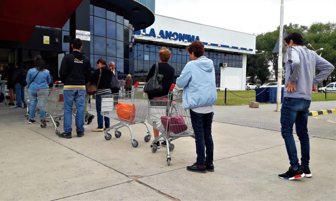 Colas en comercios y bancos y faltantes de algunos productos en los súper de Santa Rosa