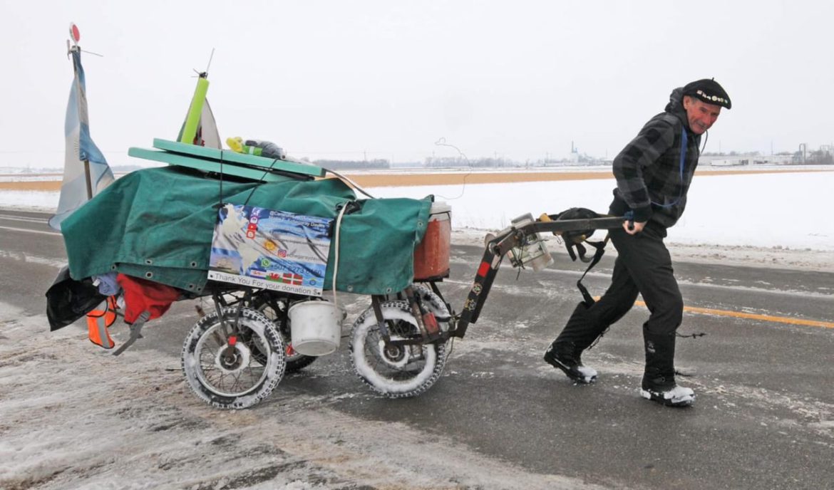 Camina 25 mil km, pero cierran las fronteras para llegar a Alaska y «Kuky» pega la vuelta