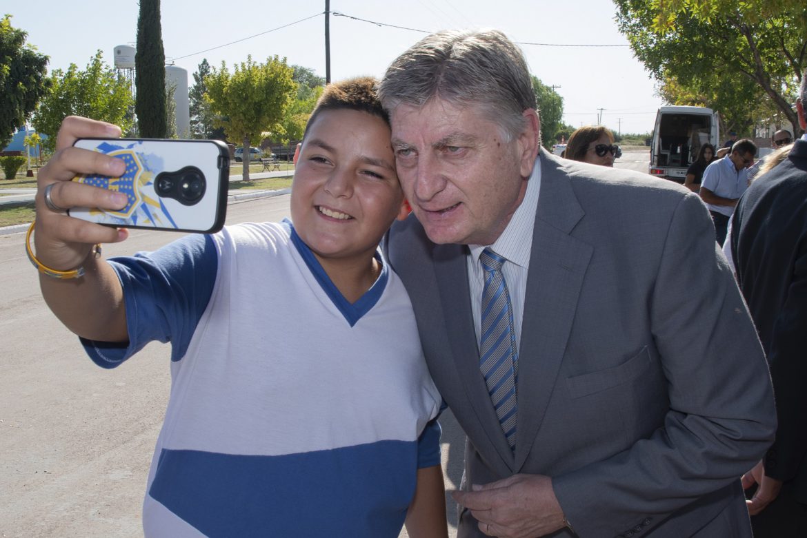 Unos 100 mil alumnos iniciaron las clases, con un acto central en Algarrobo