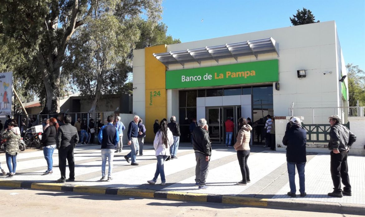 Abrieron los bancos y hubo largas colas