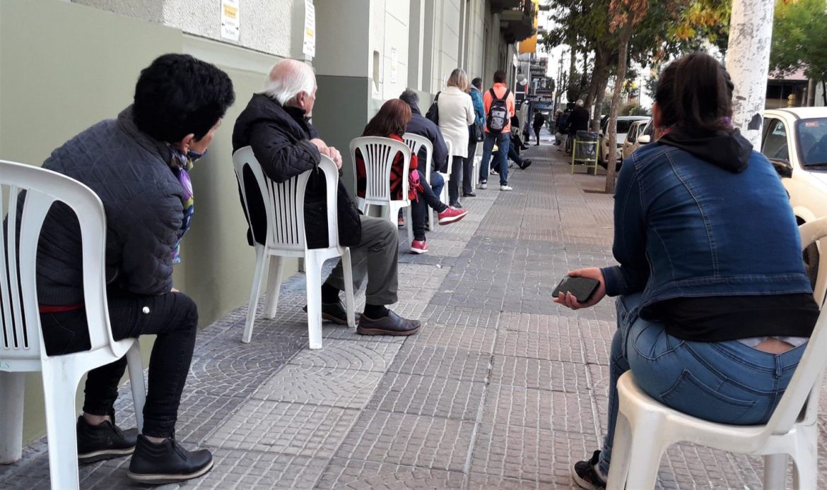 Jubilados esperaron desde la madrugada en los bancos, pero hubo menos colas
