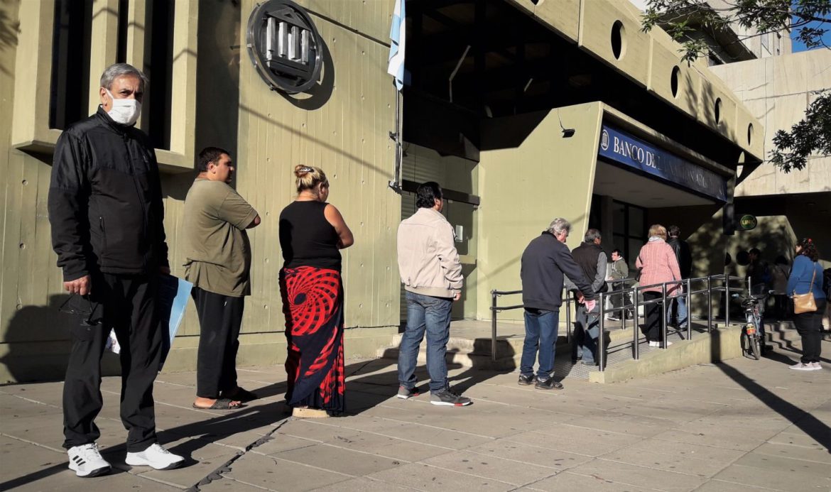 «Aquí la cagamos»: el enojo de un diputado por la aglomeración de gente en bancos