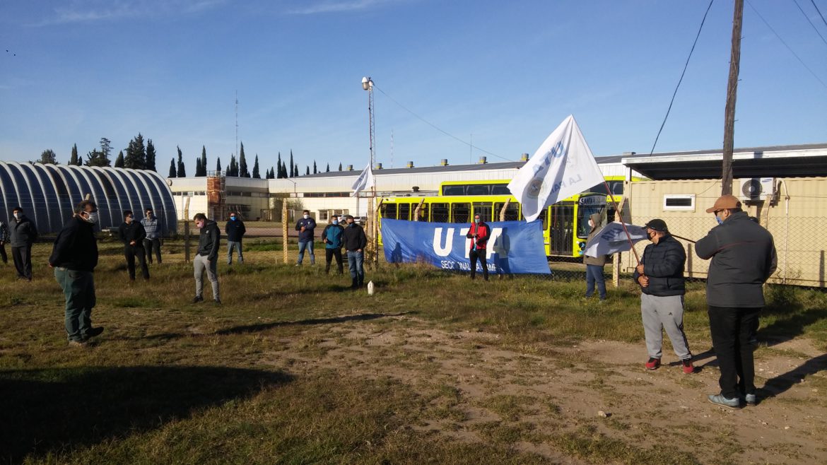 Reclamo salarial: UTA protestó frente a la empresa Dumas