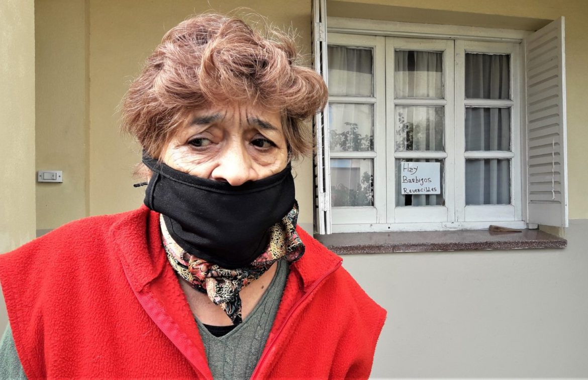 Tiene 73 años, hace tapabocas y unos «clientes» le robaron 1500 pesos
