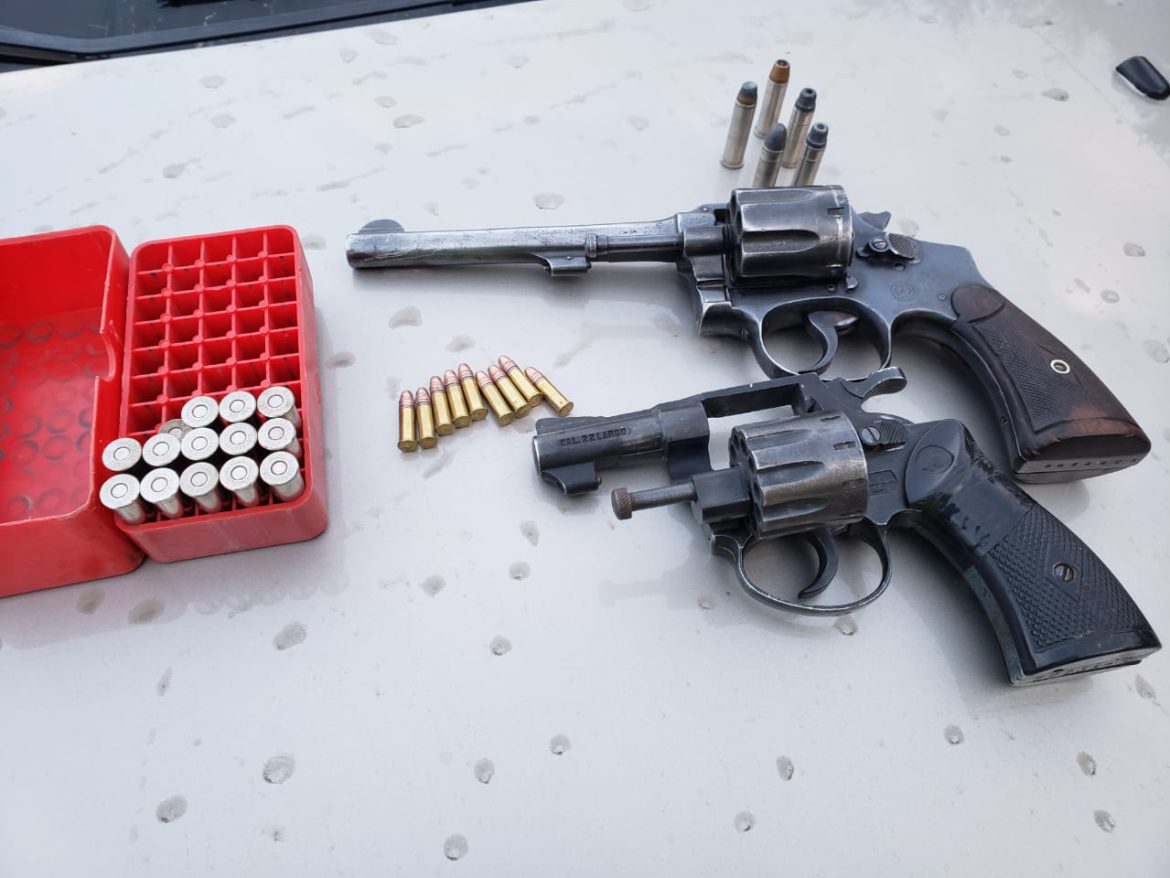 Esquivaron un control, los persiguieron, los detuvieron y les secuestraron armas