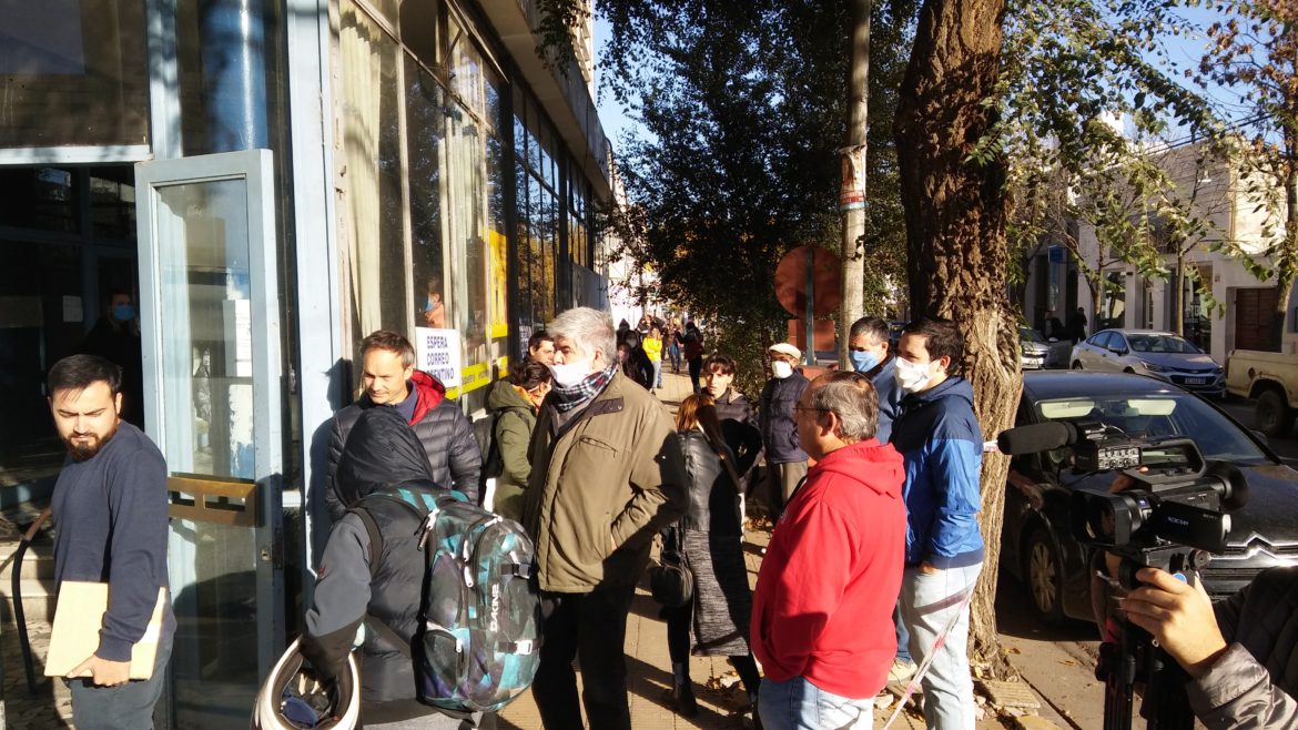 Mucha gente en el correo para el cobro del IFE y para enviar y recibir encomiendas