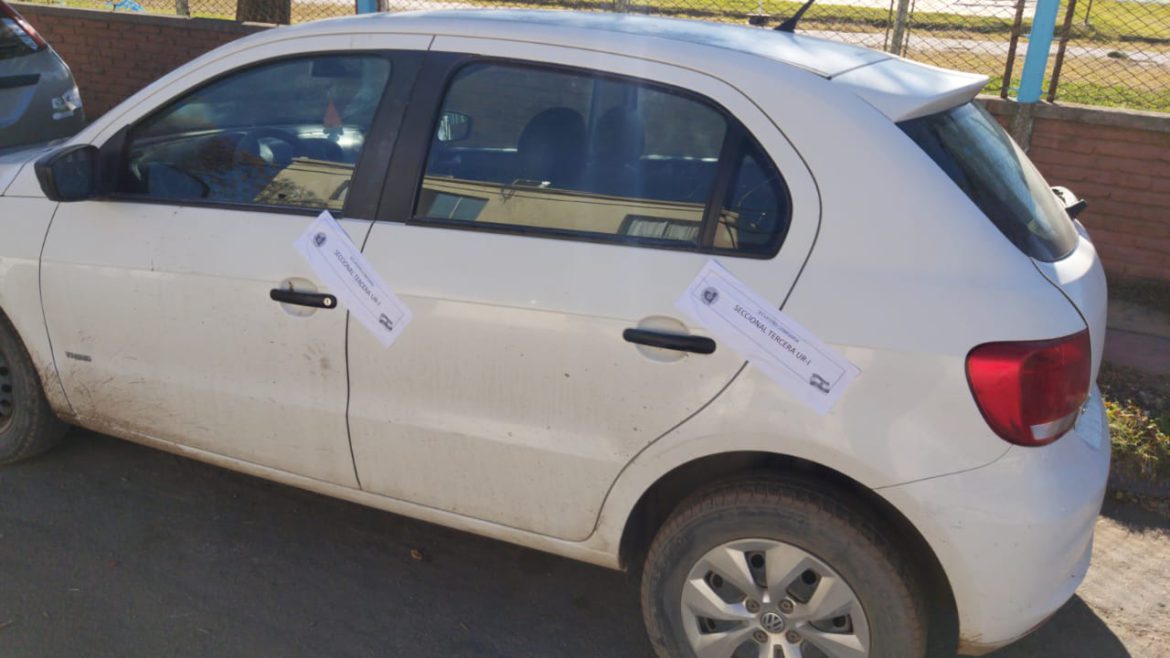 Robaron un auto, intentaron ingresar a un local de electrodomésticos y los detuvieron