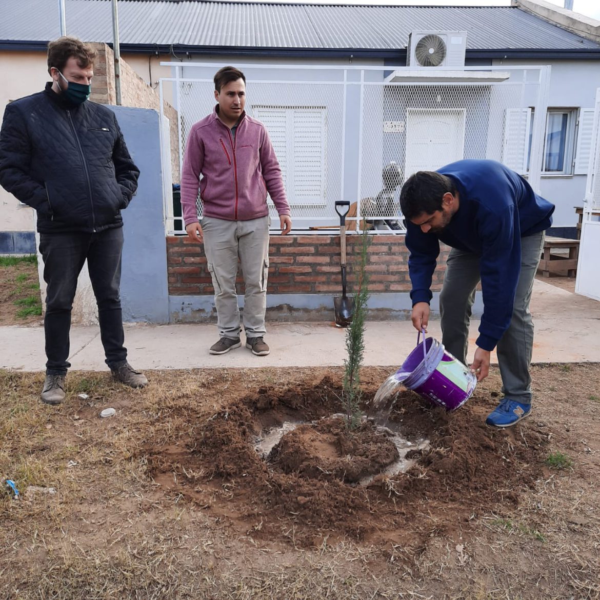 Un instituto educativo plantó árboles en un barrio de Santa Rosa
