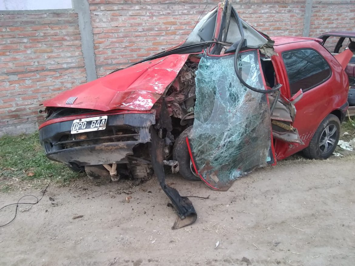 Murieron dos jóvenes al chocar contra un árbol en Caleufú