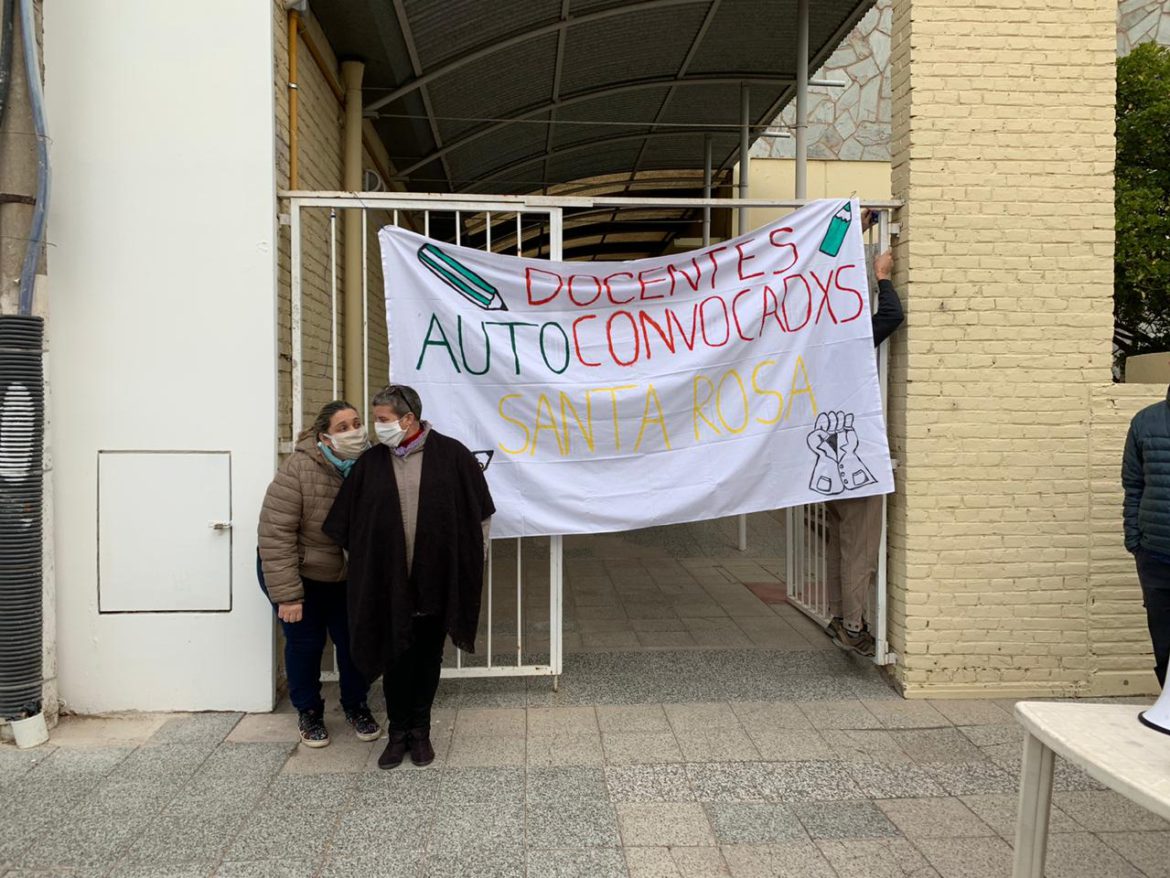 Docentes autoconvocados reclamaron en la Subsecretaría de Coordinación