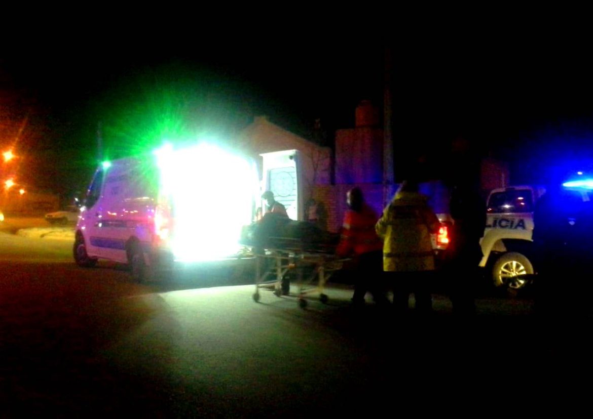 Una moto chocó contra una camioneta de la Policía