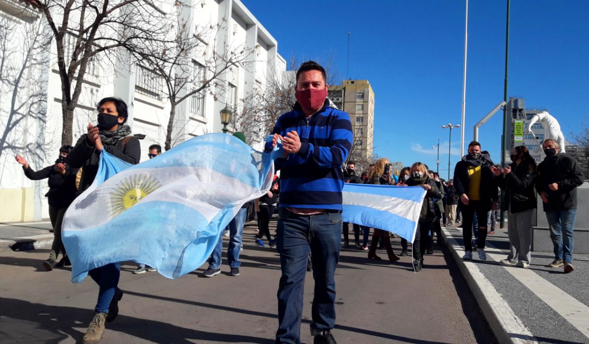 Comerciantes de Santa Rosa marcharon para pedir una fase intermedia