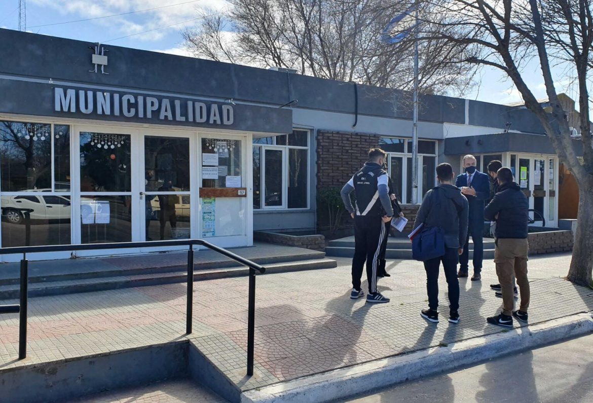 Allanaron la municipalidad de Anguil por presunta malversación