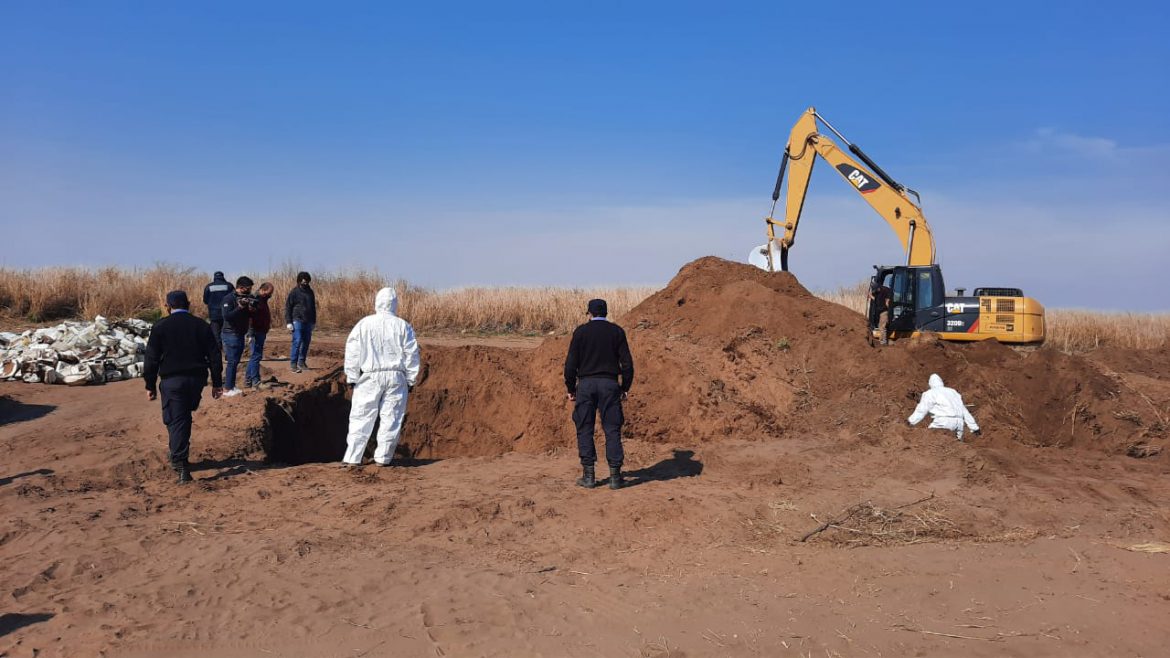 Hallan cientos de bidones de agroquímicos enterrados en una calle entre Ojeda y Vértiz