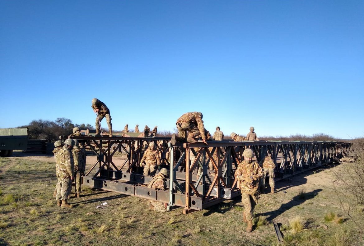 Ingenieros e infantes se entrenaron con el tendido de un puente en Toay