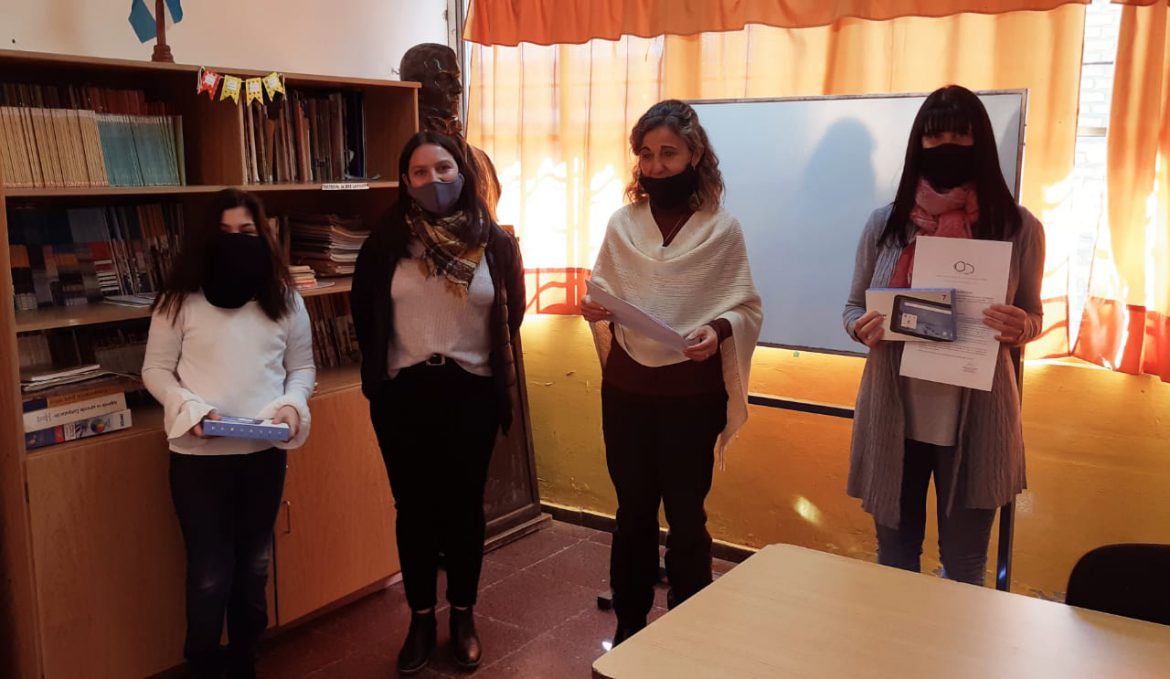 García entregó tablet a alumna ganadora de certamen y un subsidio a la escuela