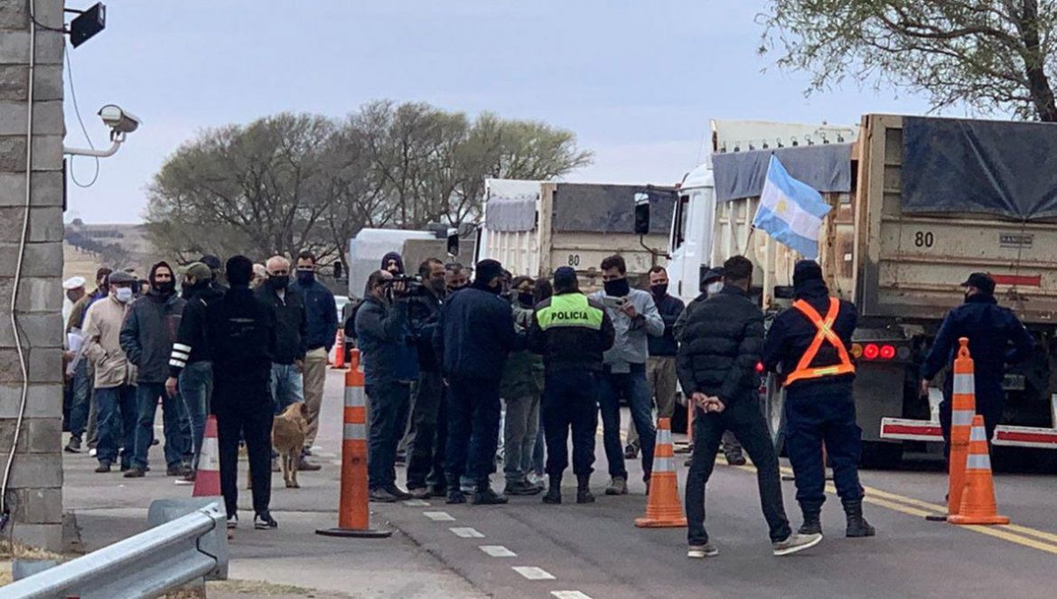 Ruralistas bloquean una ruta en rechazo a las restricciones para ingresar a San Luis