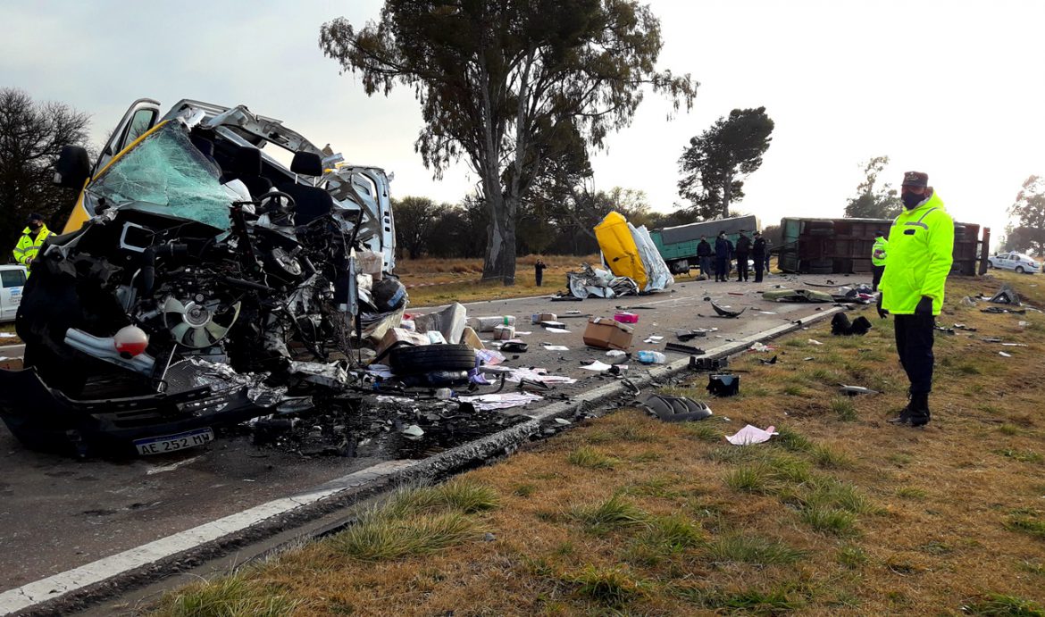 Murió un hombre en un choque entre una combi y un camión en la ruta 5