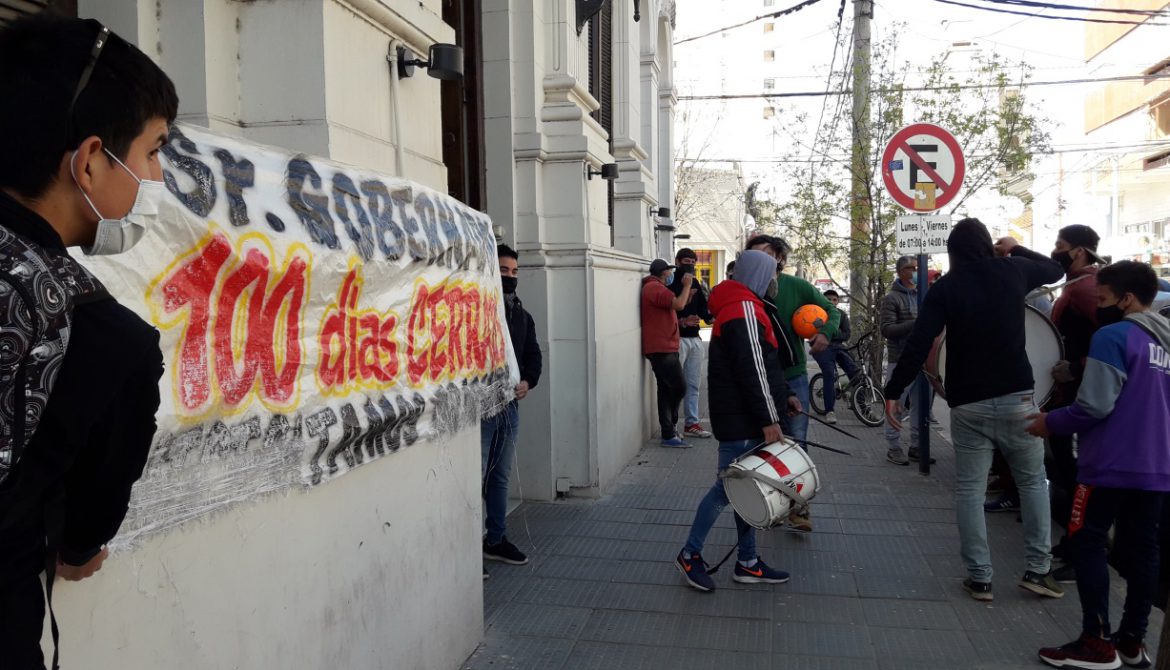 Provincia ya elevó el protocolo, pero no desactivó manifestación de dueños de canchitas de fútbol
