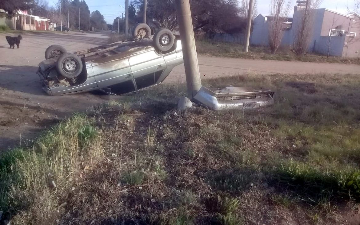 Persecución policial y vuelco en Santa Rosa