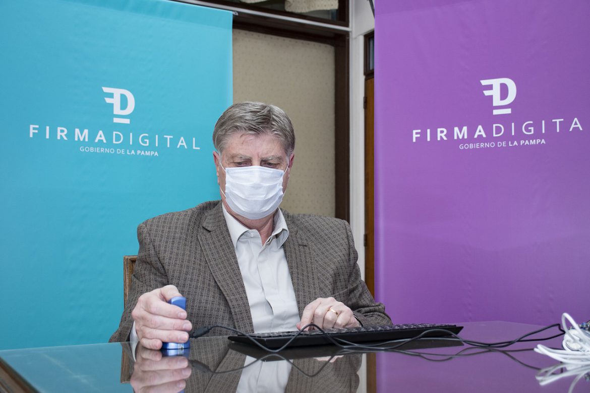 Modernización: el gobernador registró su firma digital