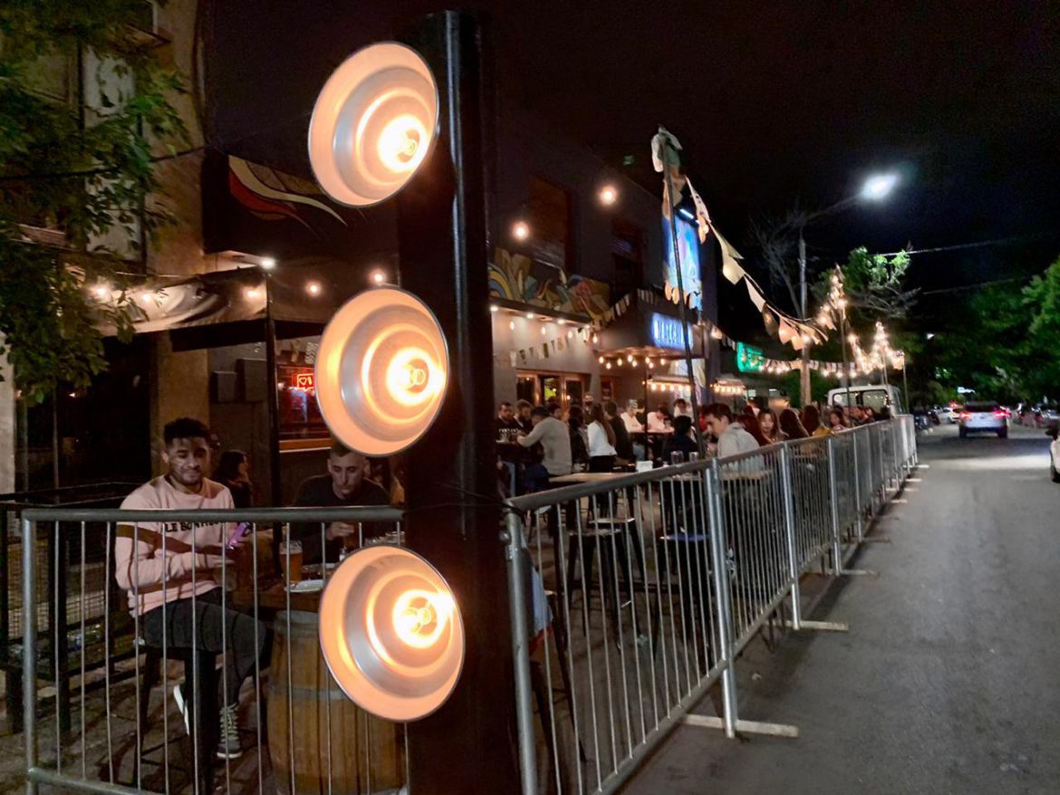 Sin corredores gastronómicos en Santa Rosa, colocan mesas en veredas y partes de la calzada