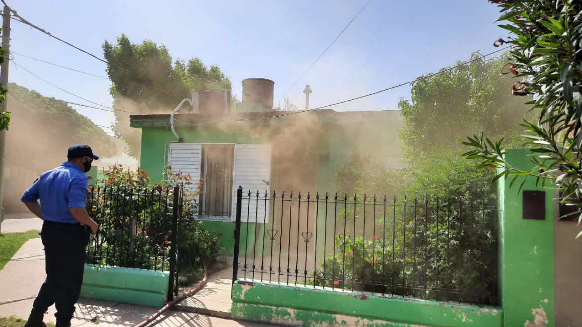 Se incendió una vivienda en barrio Aeropuerto y una mujer debió ser asistida
